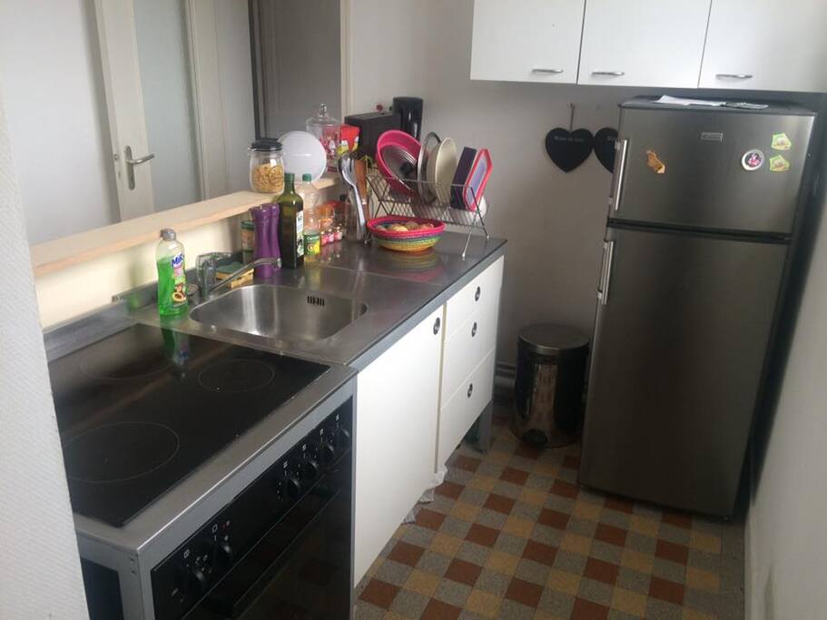 La cuisine avec frigo et four