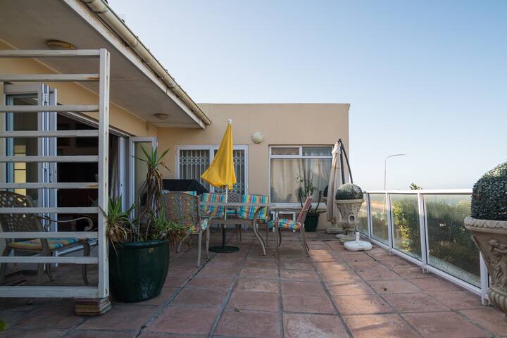 Whale and Penguin beach house -Sea Facing Room gallery image 3