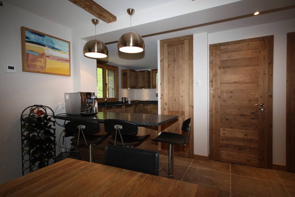 Kitchen and Breakfast bar