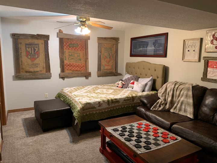 开放式卧室，配有标准双人床和沙发 