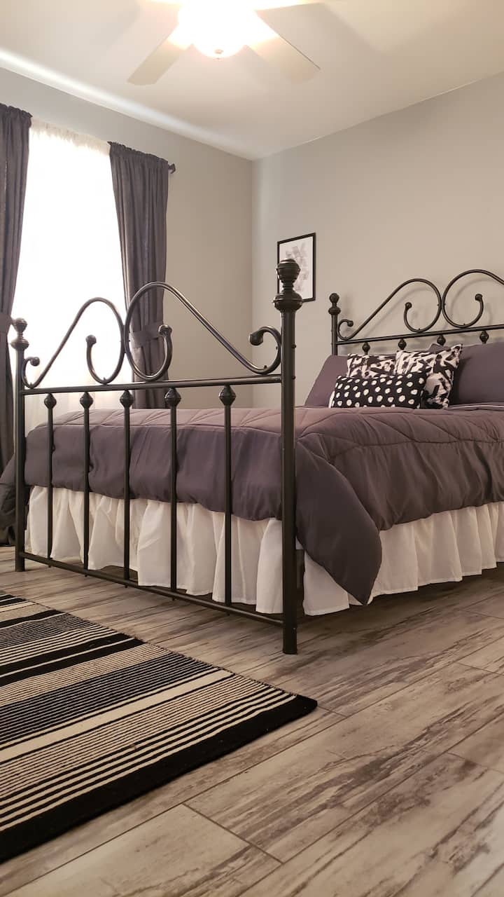 Dormitorio principal : 1 tamaño queen: Gel top/cama de espuma viscoelástica. 