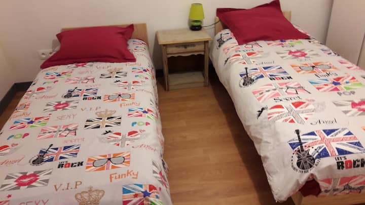 2 ერთადგილიანი საწოლის ან ორადგილიანი საწოლის შესაძლებლობა 1-ლი სართული
