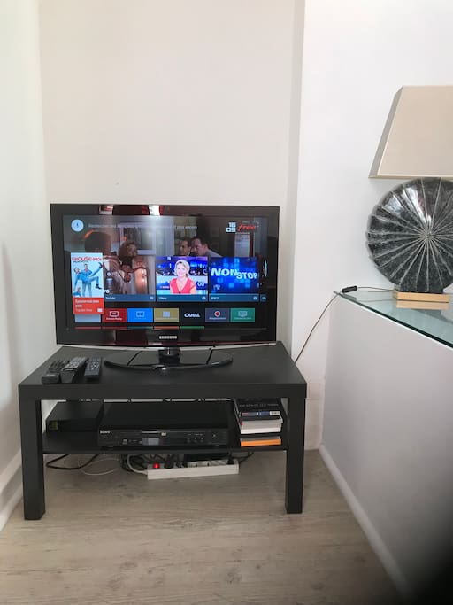 Télévision avec fibre internet et lecteur DVD