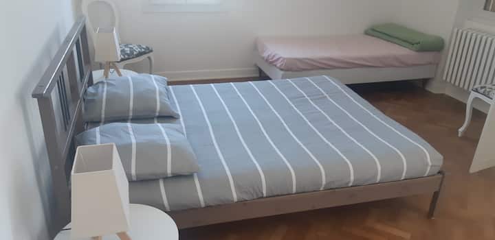 4号卧室
1张双人床1张单人床 