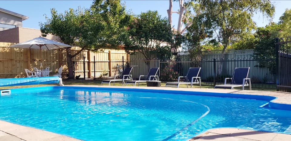 Rosebud Sea Central Holiday Destination with Outdoor Pool — photo 1