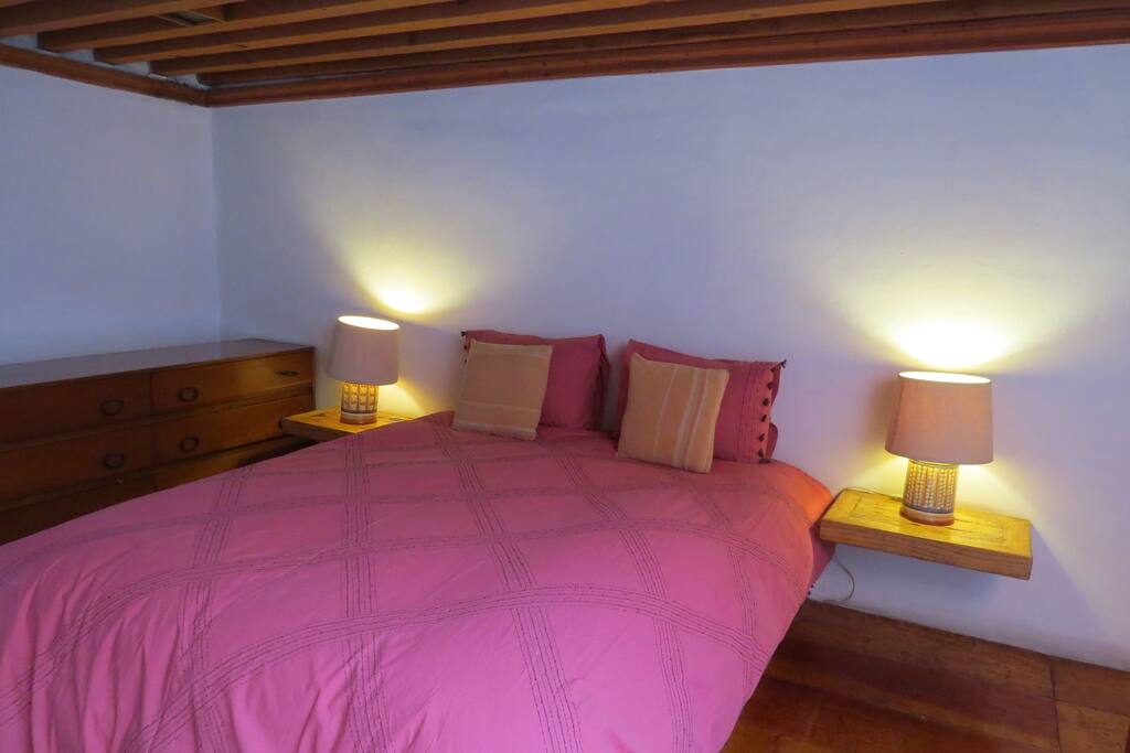 Tapanco espacioso con cama "queen"/
Spacious loft bedroom with queen size bed.