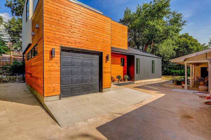 Modern Home Minutes from Downtown Austin gallery image 4