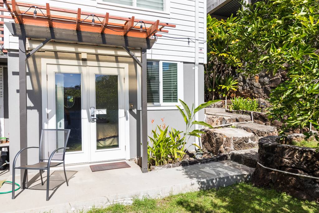 You have your own private entrance located in the backyard. The unit is secured by a keyless electronic lock, so you don't have to hassle with keys!