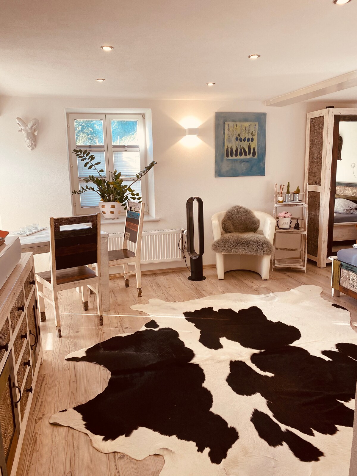 วิวจากห้องครัวเข้ามาในห้องนั่งเล่นห้องนอนและห้องทานอาหาร
มีพัดลม Dyson ในฤดูร้อน