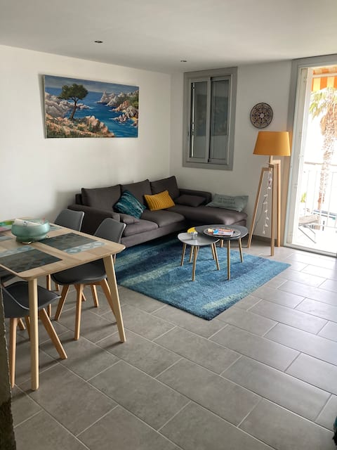 Top performing Airbnb: 3 bedroom beachfront La Ciotat 180-degree sea view in La Ciotat