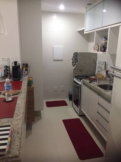 A cozinha é equipada com geladeira e fogão.