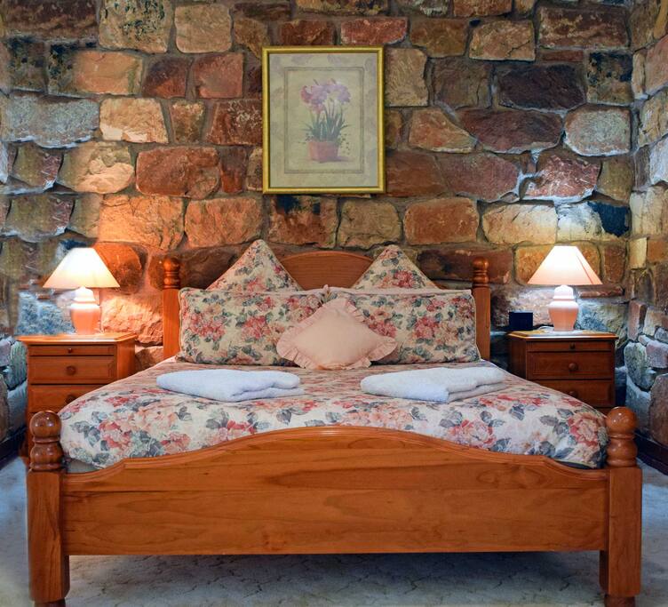 Bedroom 1 - Queen