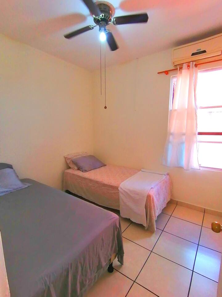 Chumba chenye vitanda 2 vya mtu mmoja 