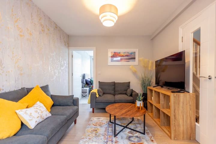 New Modern 4 Bed, 3.5 Bath House, Free Parking - Oxford