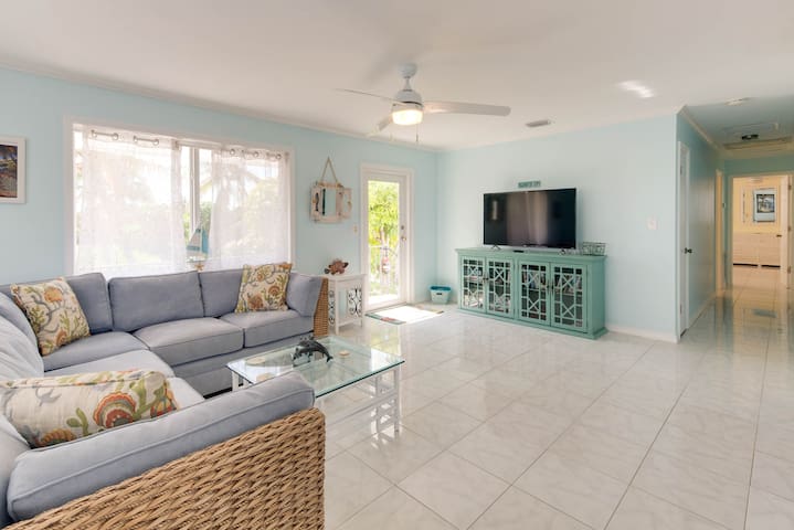 Ocean view home with kayak near beaches, parks, shops & restaurants!