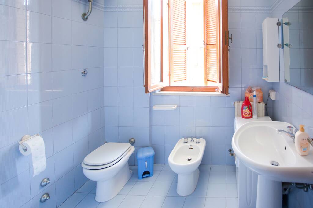 Bagno con doccia e lavatrice