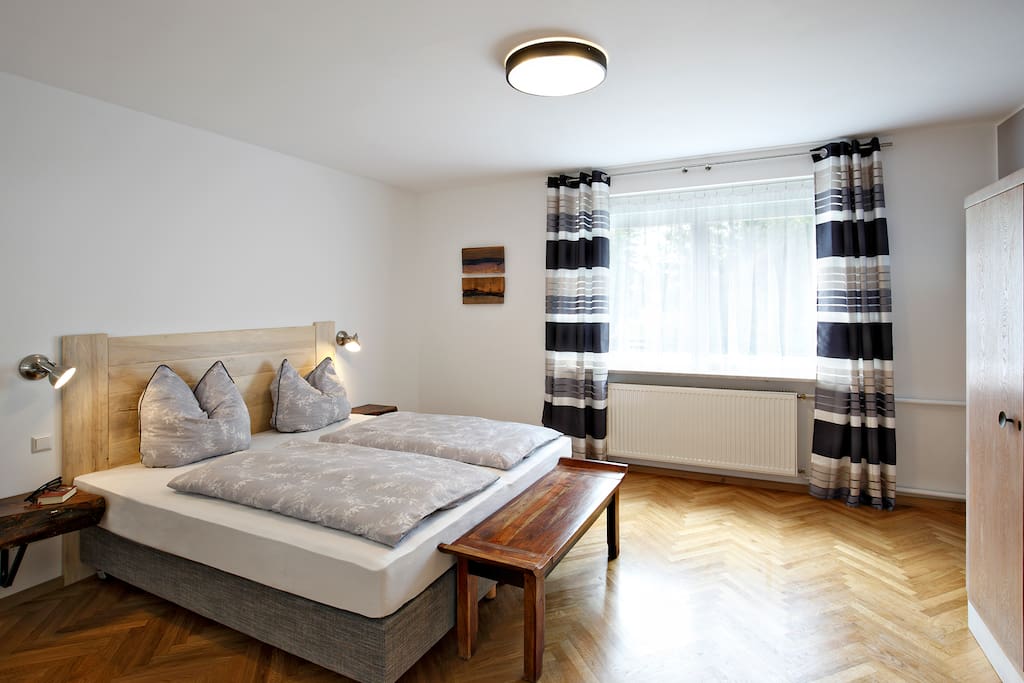 Großes Schlafzimmer