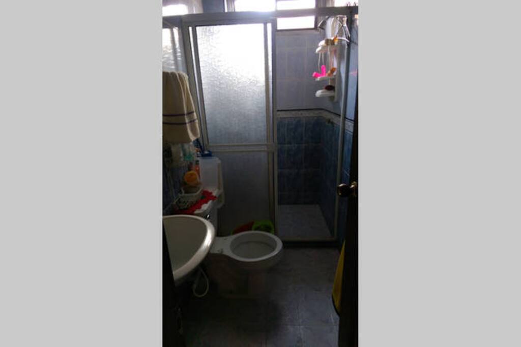 baño ubicado al lado de la habitacion