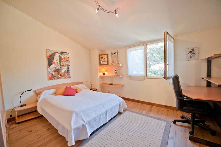 غرفة نوم واسعة 140 سرير 
يطل على حمام السباحة