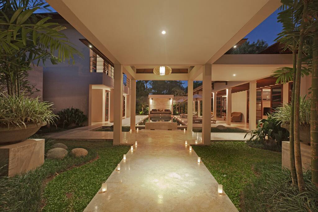 3 BR Luxe Pool Villa, Walk to GWK, Staff Service