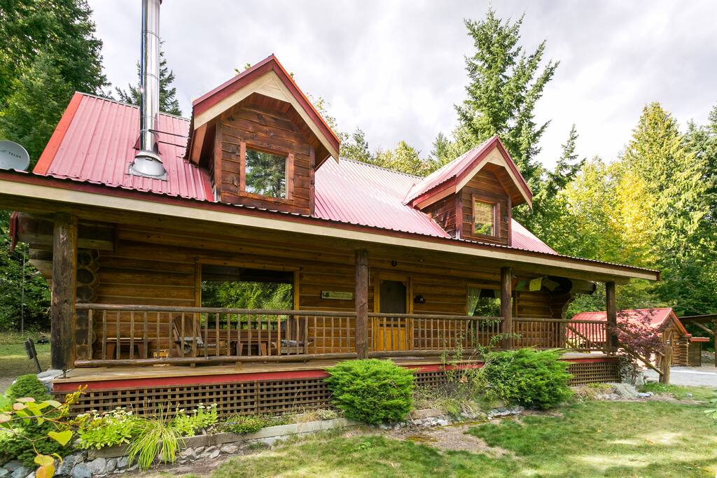 Log home, fully stocked with everything you will need for a calm get-away