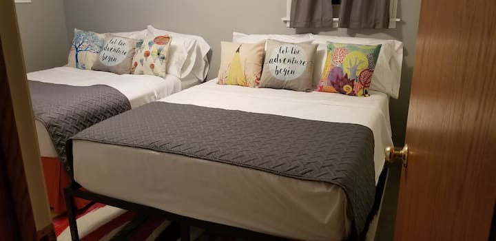 Еден кревет со целосна големина.  Еден брачен кревет (широк 150-179 см)