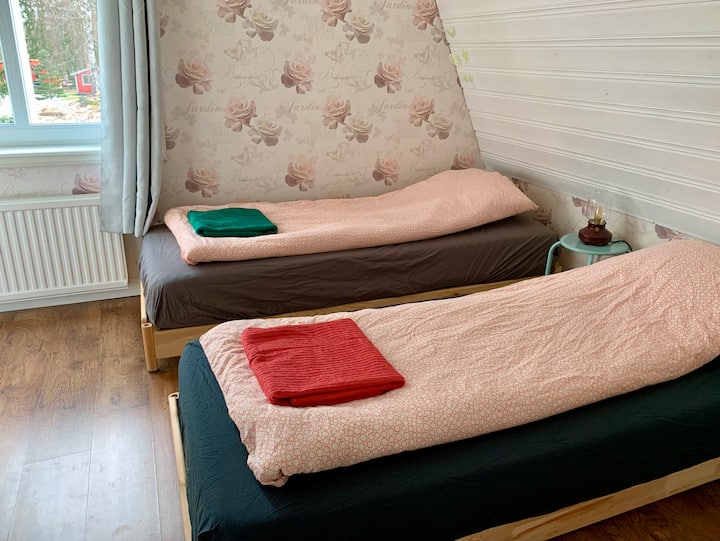 卧室配有两张单人床。 