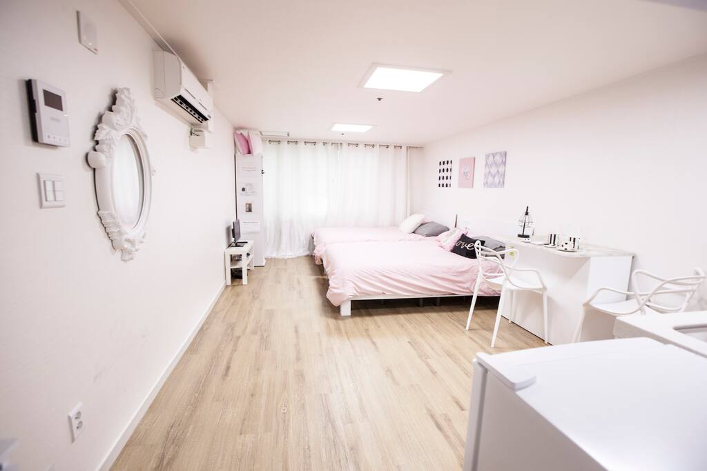 airconditioner , two queen beds