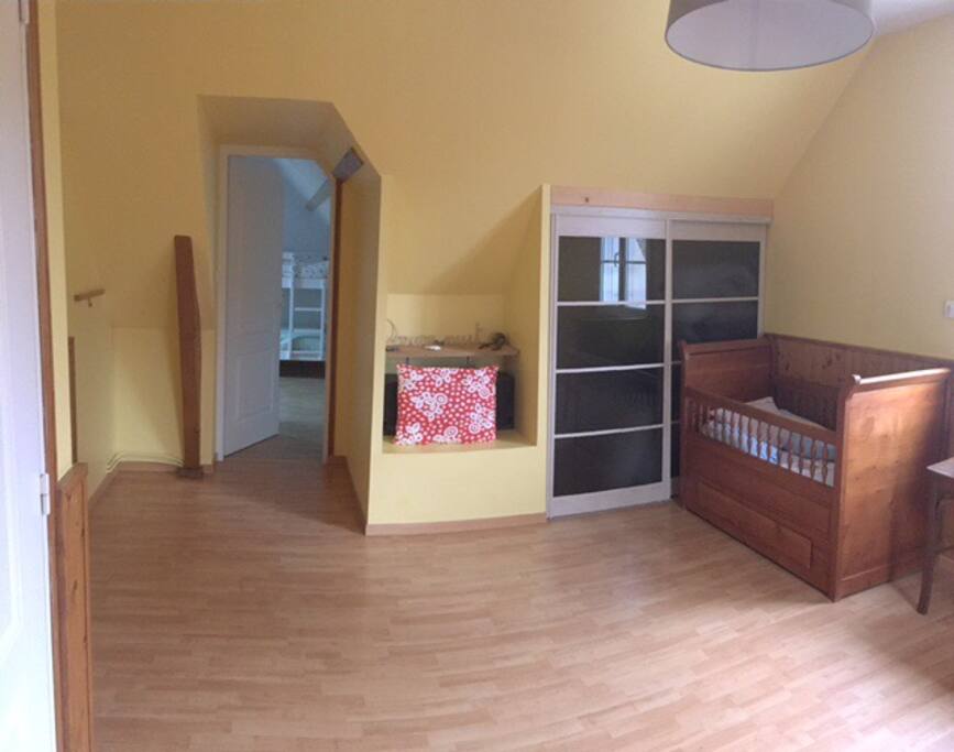 Au fond : accès à la chambre des enfants