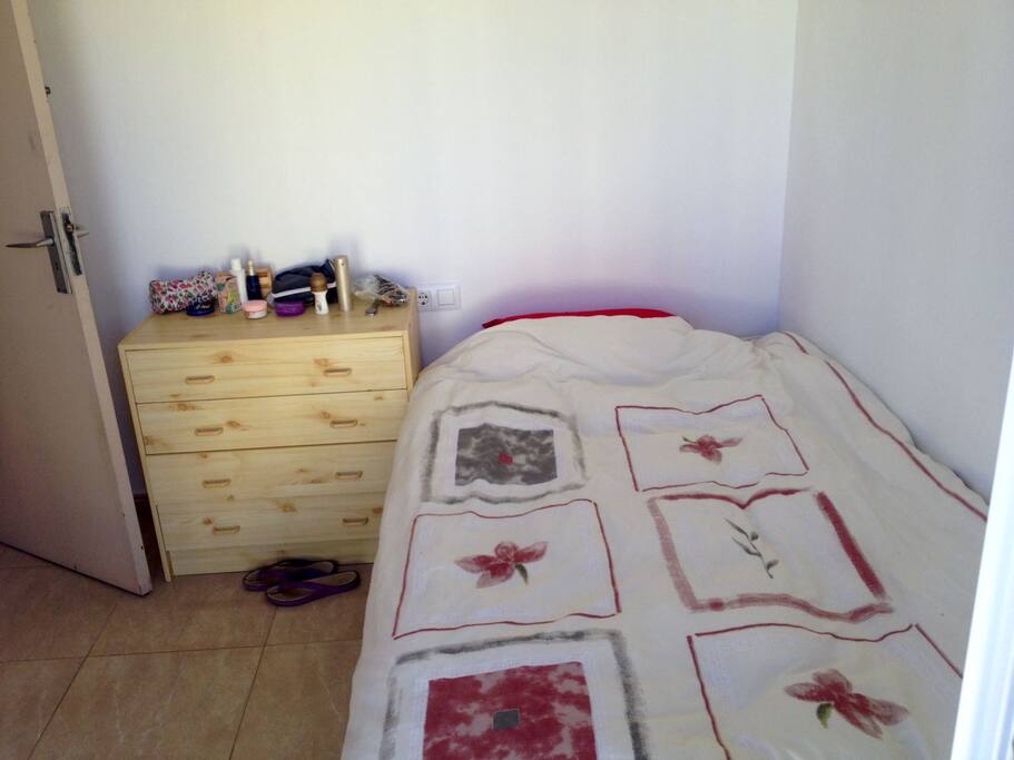 Habitación del huésped (tiene otro colchón debajo la cama) / Host bedroom (has another matress under this bed)