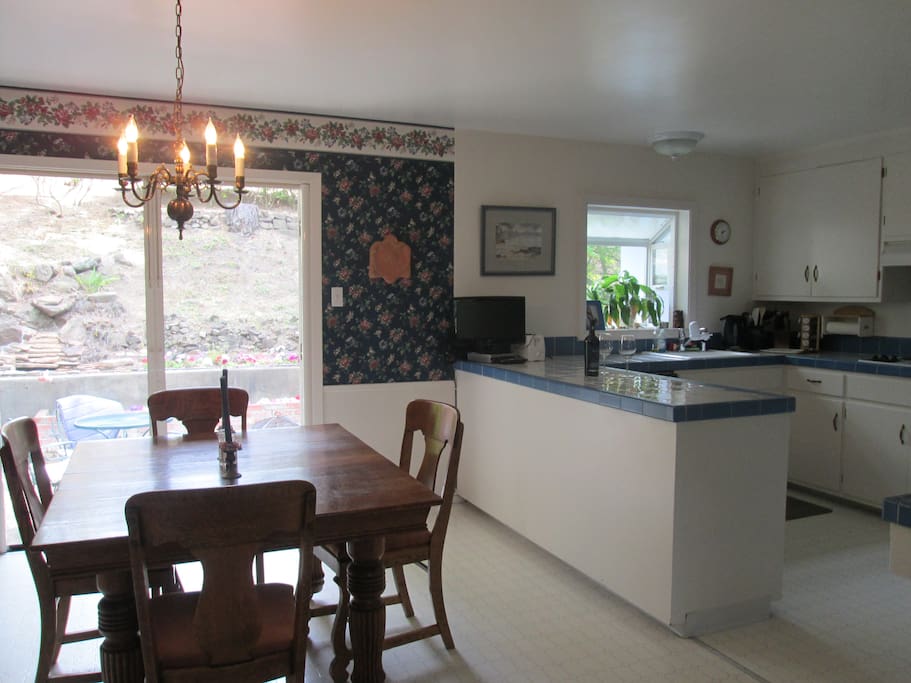 Fully equipped kitchen and dining room for cozy dinner, guests or snack while working.