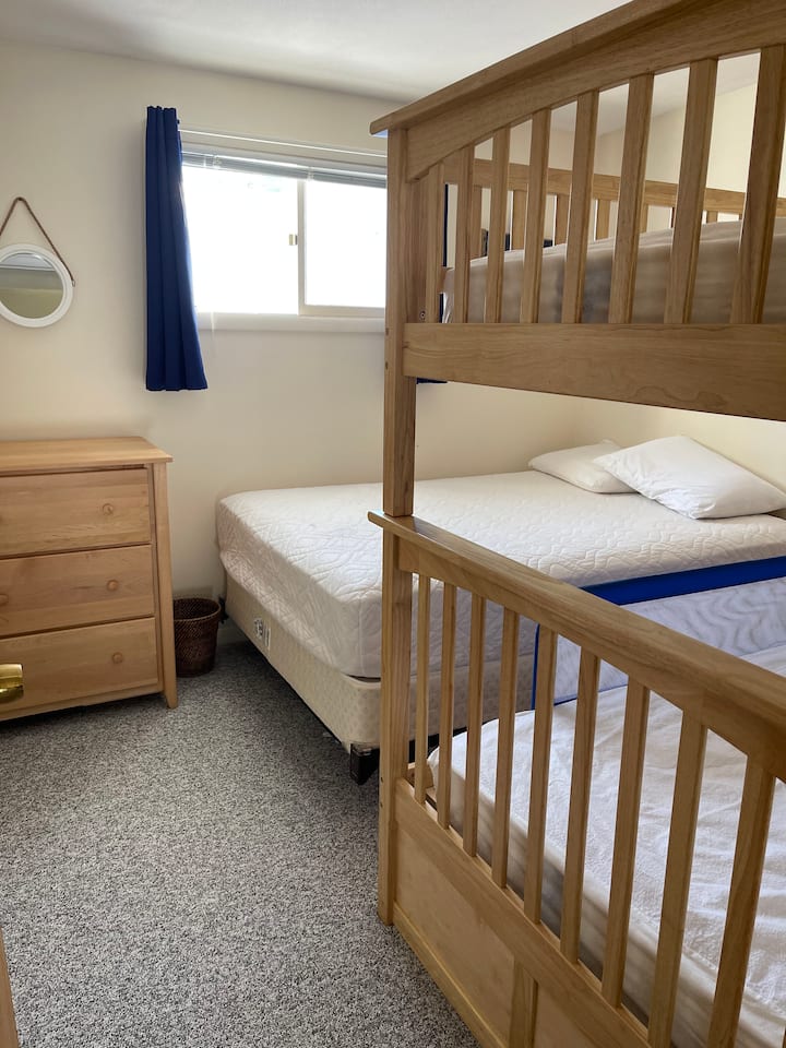Dormitorio 3
Cama grande y literas individuales con barandillas de seguridad
3 cajones
