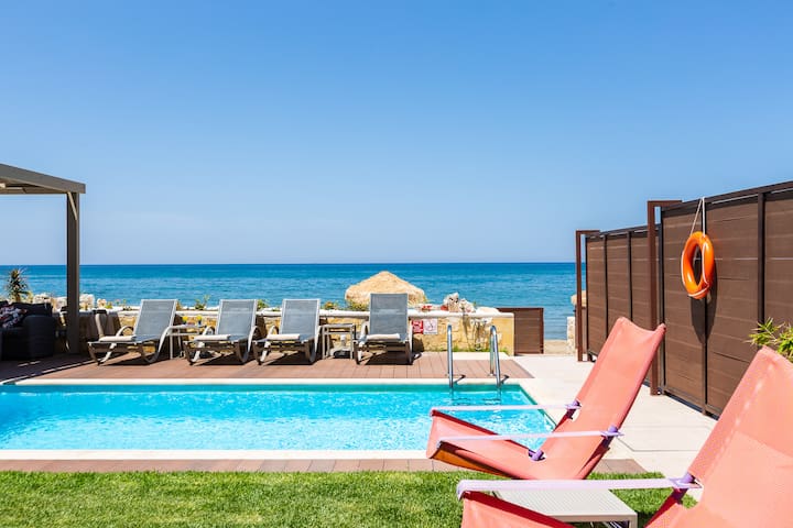 Espera Luxury BeachFront Residence with Pool & BBQ