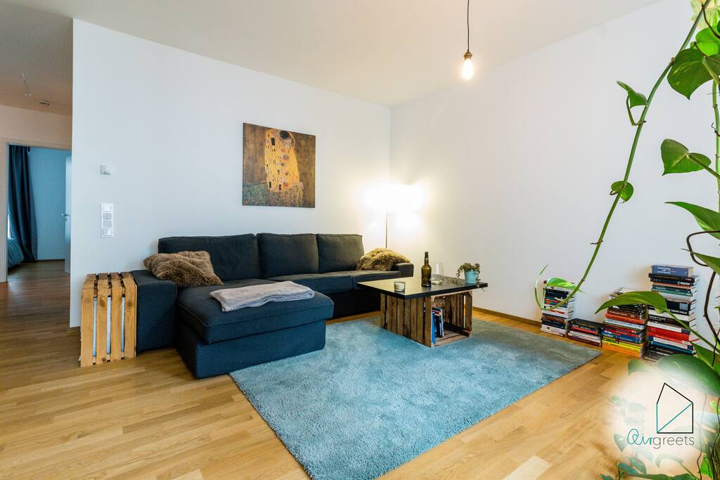 Relax on the large sofa in the evening and enjoy the cozy atmosphere.