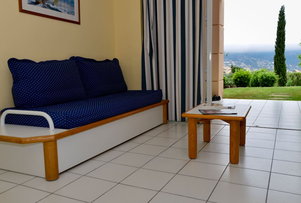 Coin salon donnant sur une large terrasse, sans vis à vis