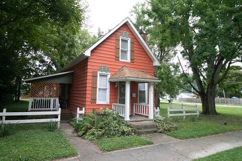 Downtown 2 Bedroom Cottage, Sleeps 6, Walking Distance to Honeywell, Downtown Restaurants, Shopping