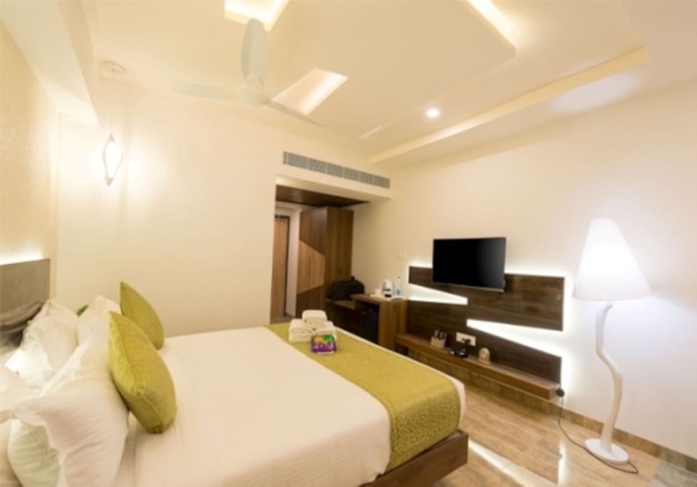 DELUXE ROOM KING SIZE BED