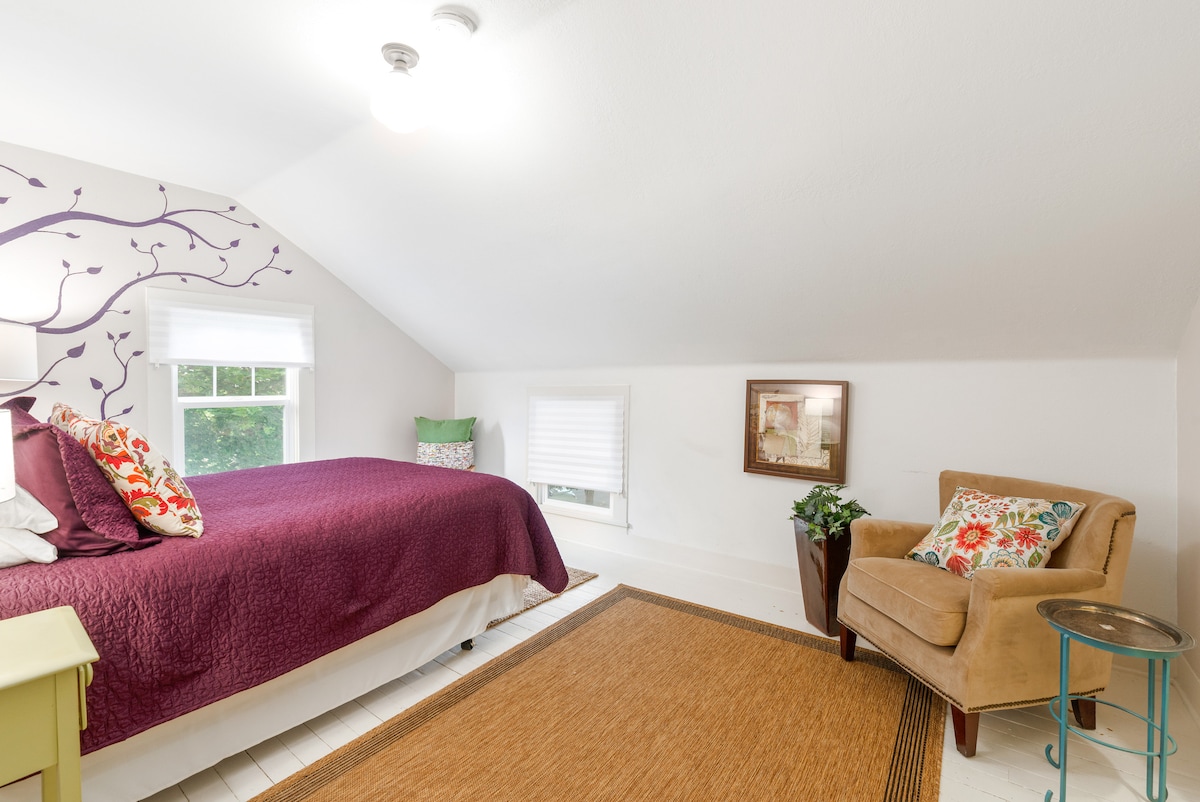 #2 spálne | Manželská posteľ | „Izba na strome“ | Na poschodí | Priestor na posedenie | Luxusná posteľná bielizeň