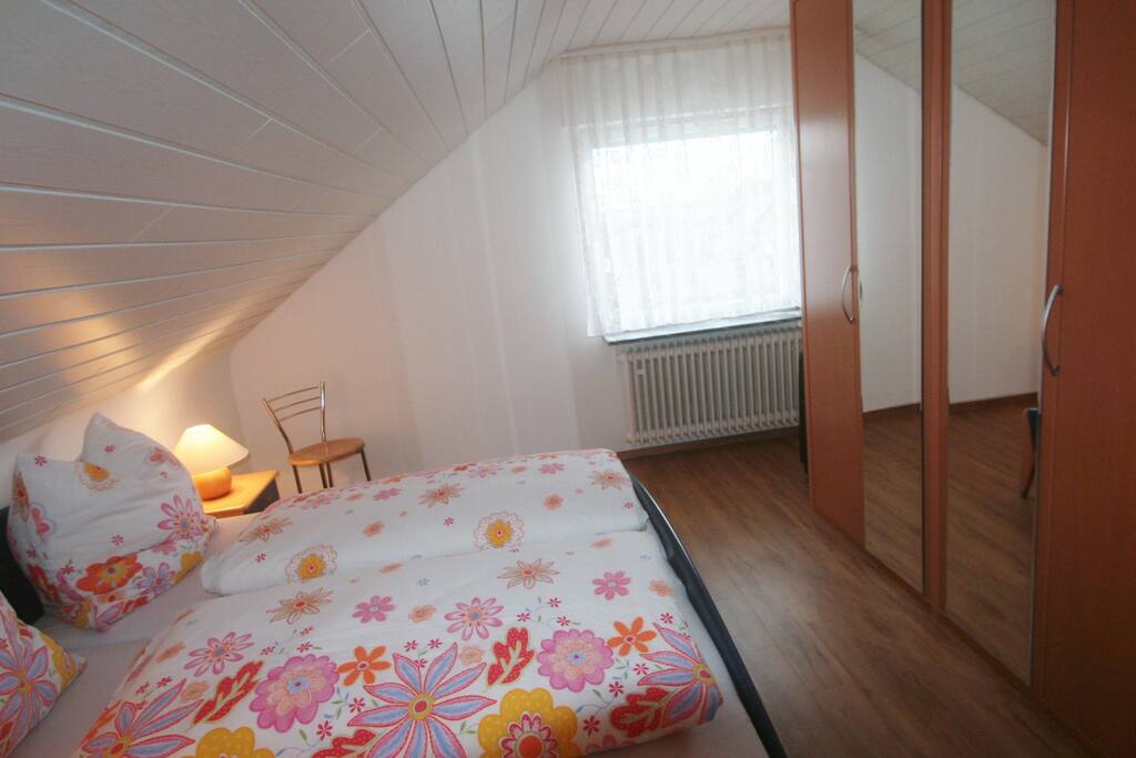 Schlafzimmer 1 mit Kleiderschrank und Ganzkörperspiegel