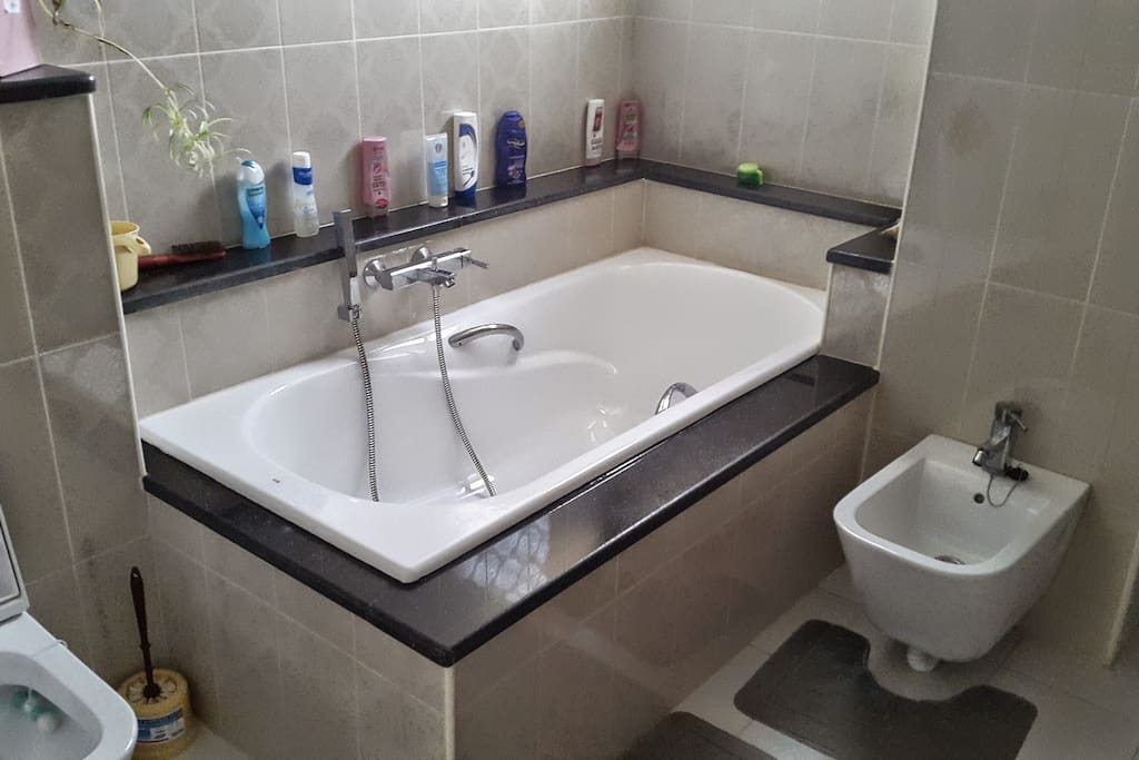 Trés belle salle de bain avec baignore