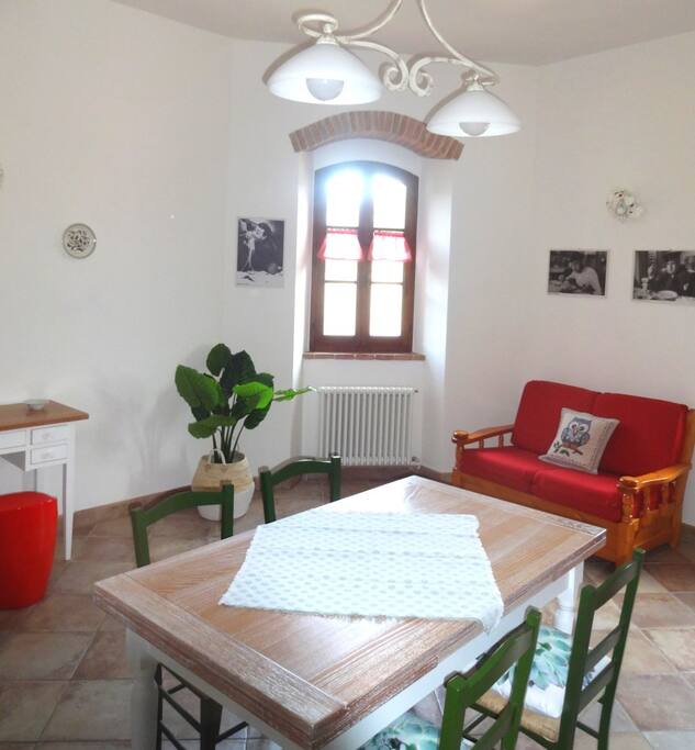 prospettiva del soggiorno con zona pranzo in primo piano