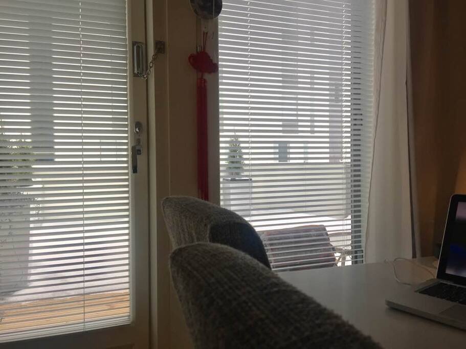 Näkymä keittiöstä terassille.