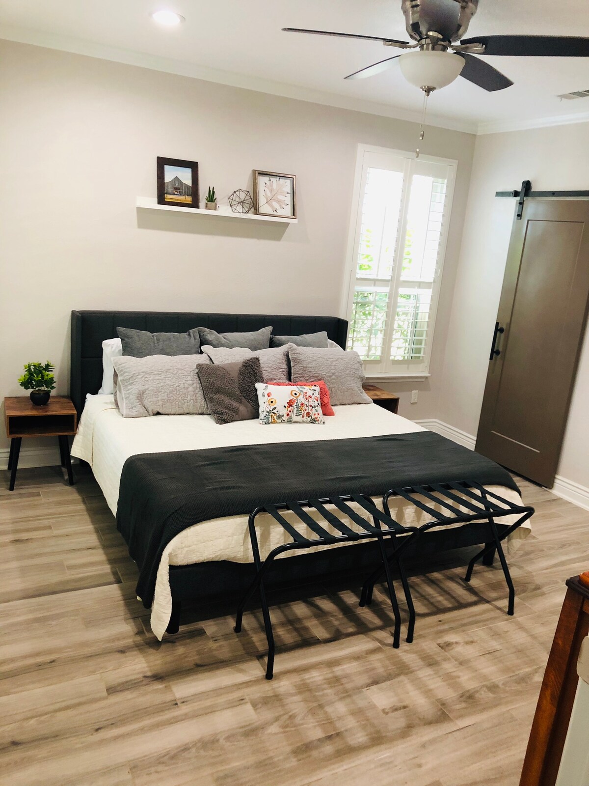 Dormitorio principal en la planta baja con cama tamaño king.