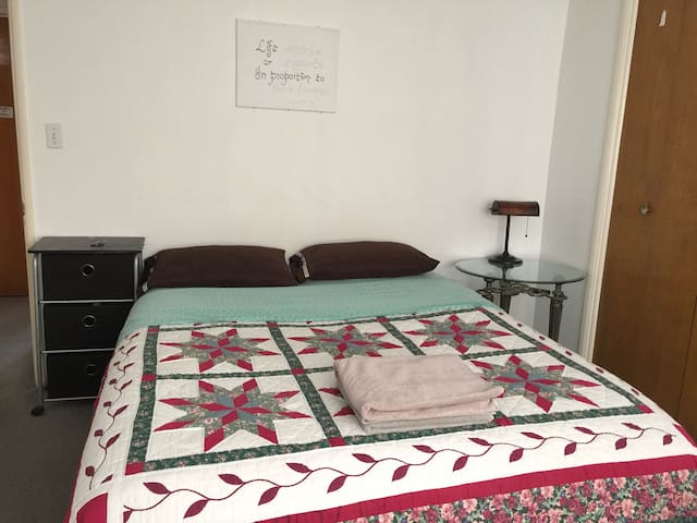 Bed (Queen), Bath and Beyond