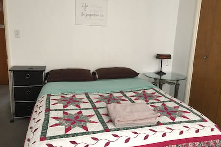 Bed (Queen), Bath and Beyond