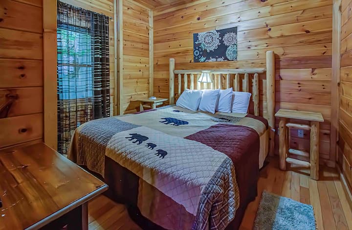 חדר שינה קינג במפלס התחתון, כך שבקומה התחתונה תוכלו לישון שמונה אנשים ויש לכם חדר אמבטיה במסדרון שם למטה.