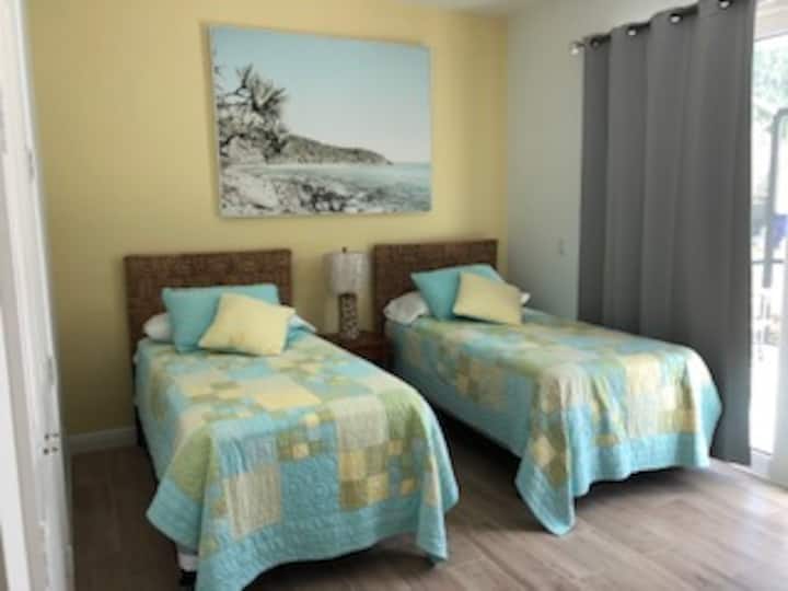 ฝาแฝดหรือเตียงคิงไซส์ 2 หลัง - วิวสวยของพื้นที่สระว่ายน้ำและพื้นที่สวน  นอกจากนี้ยังมีม่านไฟฟ้าและทีวี