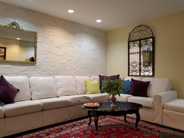 Private Garden, Near B’way, Empire State, Subway gallery image 3