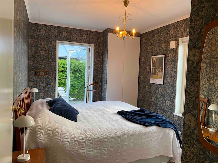 Spálňa 1 s manželskou posteľou. Nižšie poschodie