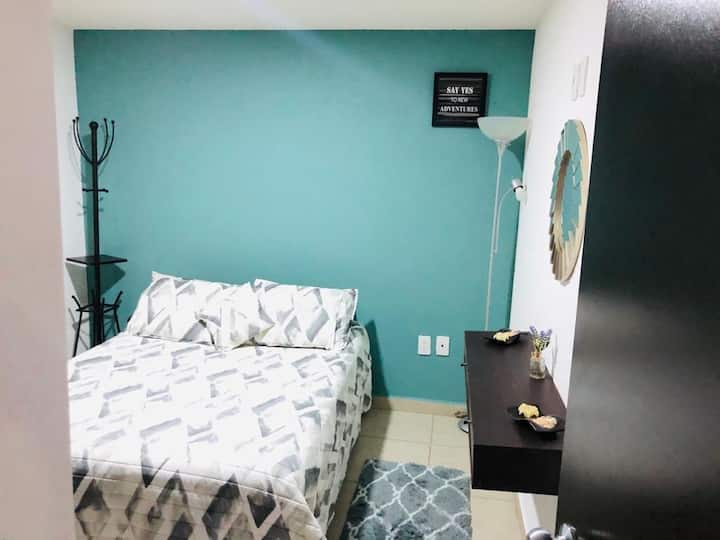 Mlango wa chumba kikuu cha kulala.